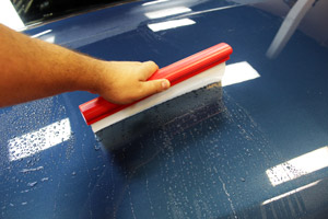 SONAX Flexi Blade uses a silicone lip to safely remove water from the paint surface.
