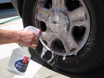 Spruzzare generosamente la ruota con il Detergente per ruote Heavy Duty Griot's Garage.